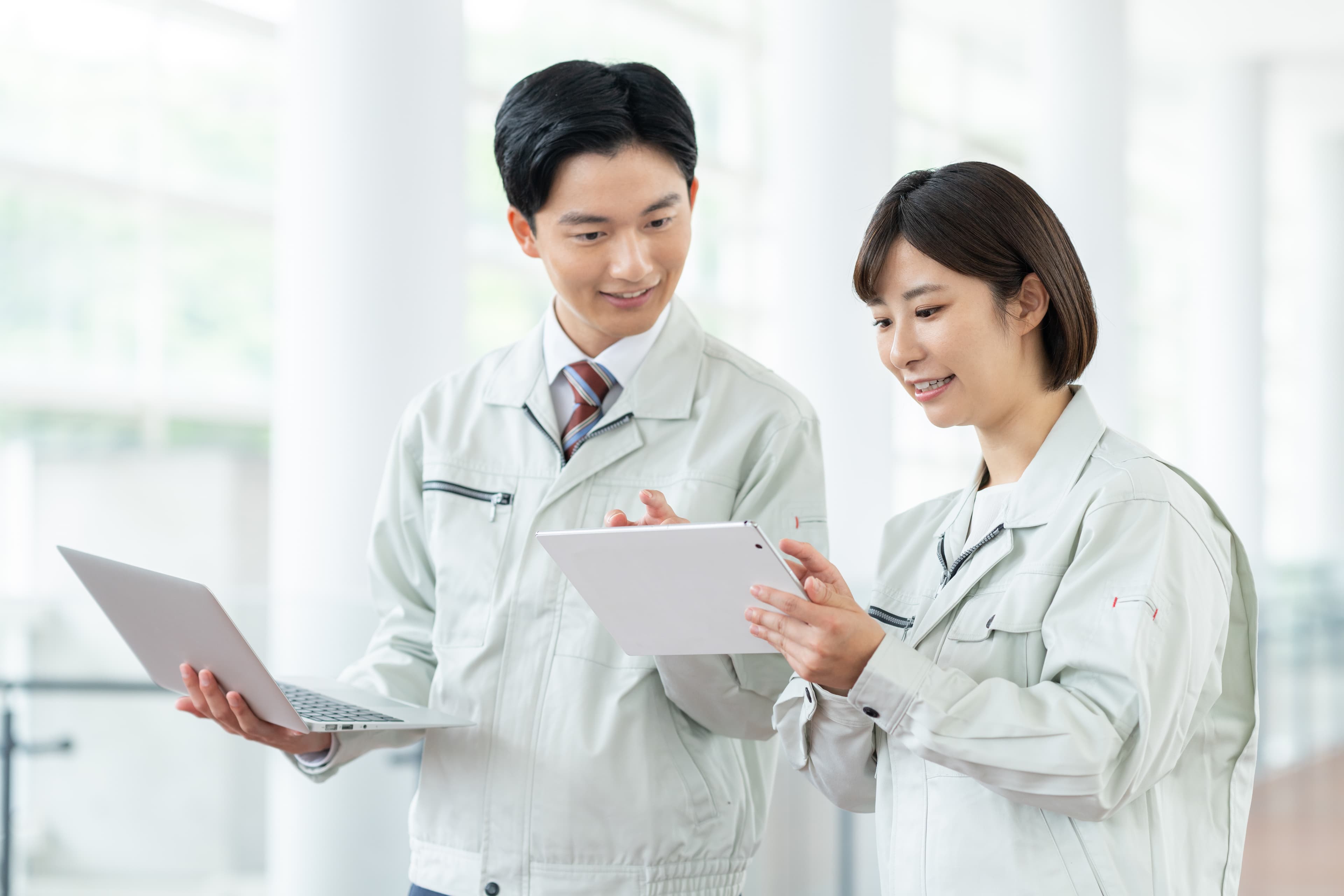 チームでの試験業務の様子